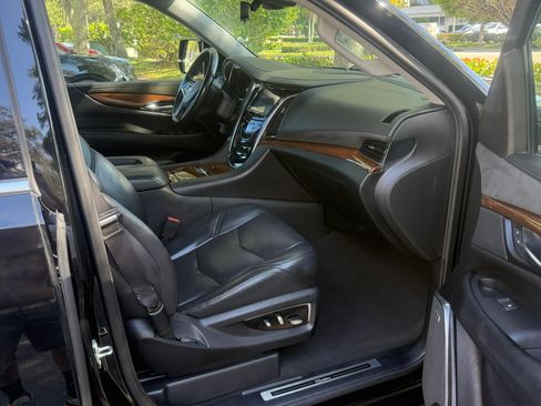 Used 2020 Cadillac Escalade ESV Luxury image 14