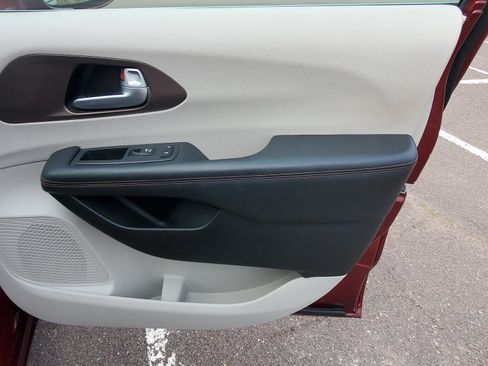 Used 2018 Chrysler Pacifica Touring-L Plus FWD image 14