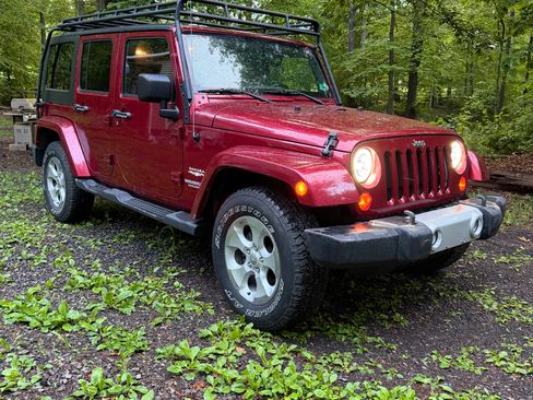 Used 2012 Jeep Wrangler Unlimited Sahara w/ Dual Top Group AWD/4WD image 5