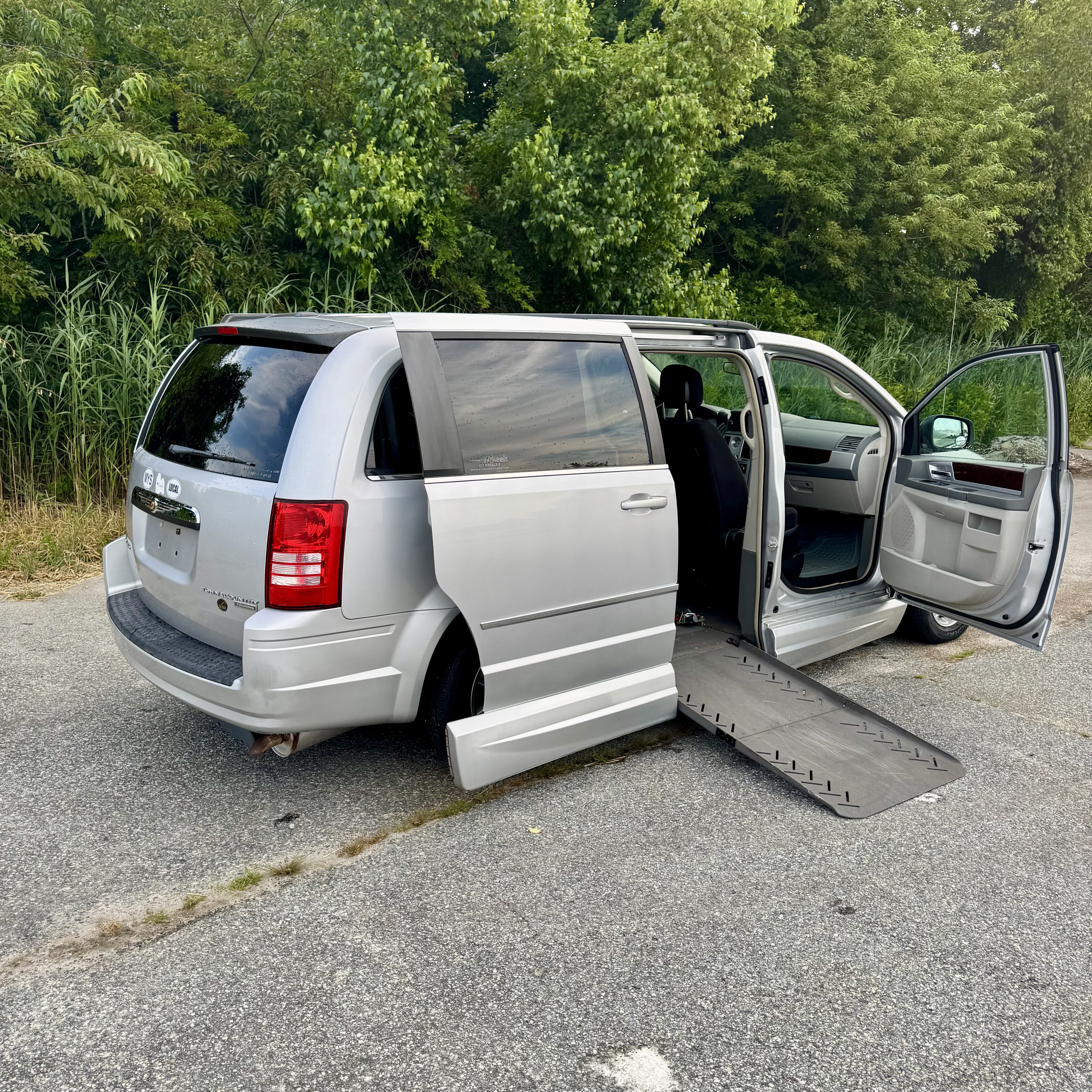 Used 2010 Chrysler Town & Country Touring FWD image 5