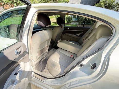 Used 2011 INFINITI G37 Journey w/ Premium Pkg image 6