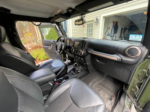Used 2016 Jeep Wrangler Sahara AWD/4WD image 5