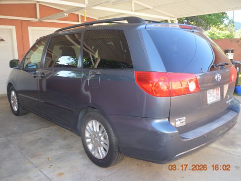 Used 2009 Toyota Sienna XLE Limited image 2