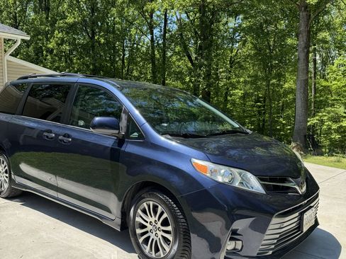 Used 2018 Toyota Sienna XLE FWD image 1