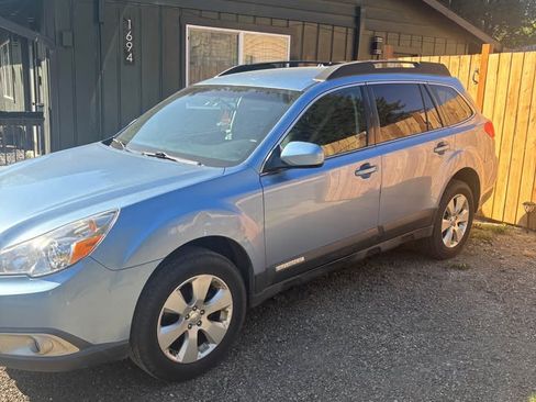 Used 2010 Subaru Outback 2.5i Premium AWD/4WD image 2