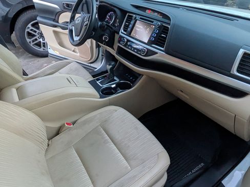 Used 2019 Toyota Highlander AWD V6 image 8