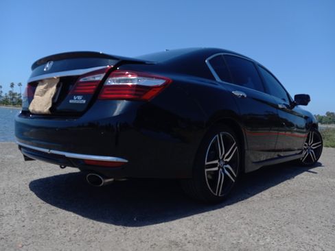 Used 2017 Honda Accord Touring image 13