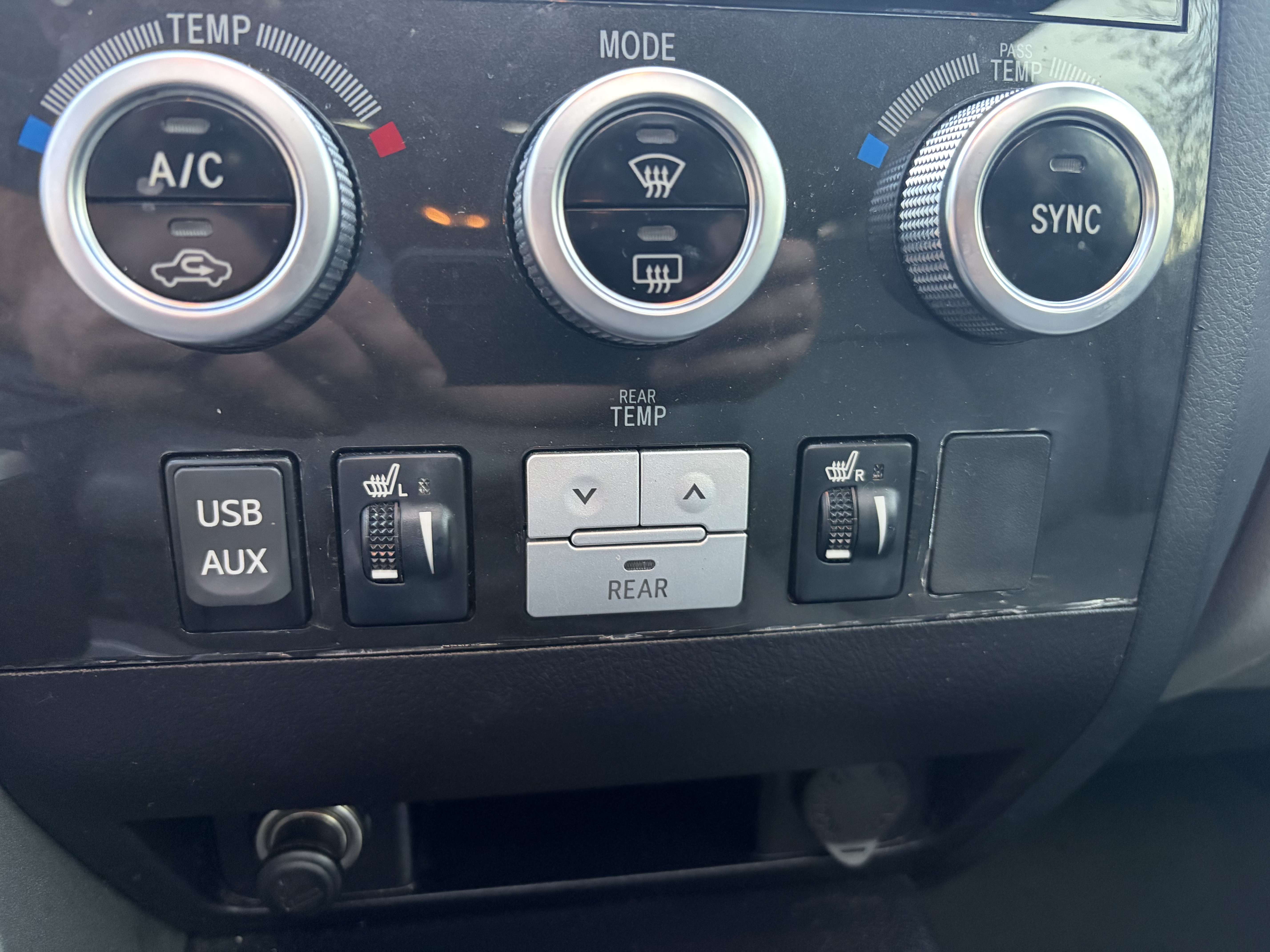 Used 2016 Toyota Sequoia Limited w/ Safety & Convenience Package RWD image 14