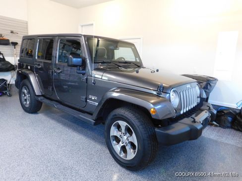 Used 2018 Jeep Wrangler Unlimited Sahara w/ Connectivity Group image 6