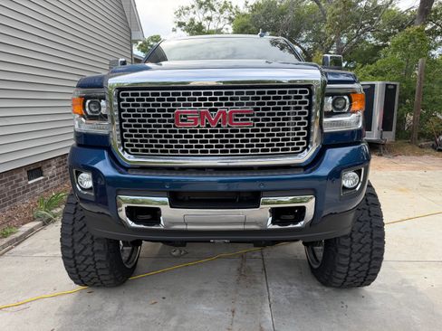 Used 2016 GMC Sierra 2500 Denali w/ Duramax Plus Package AWD/4WD image 9