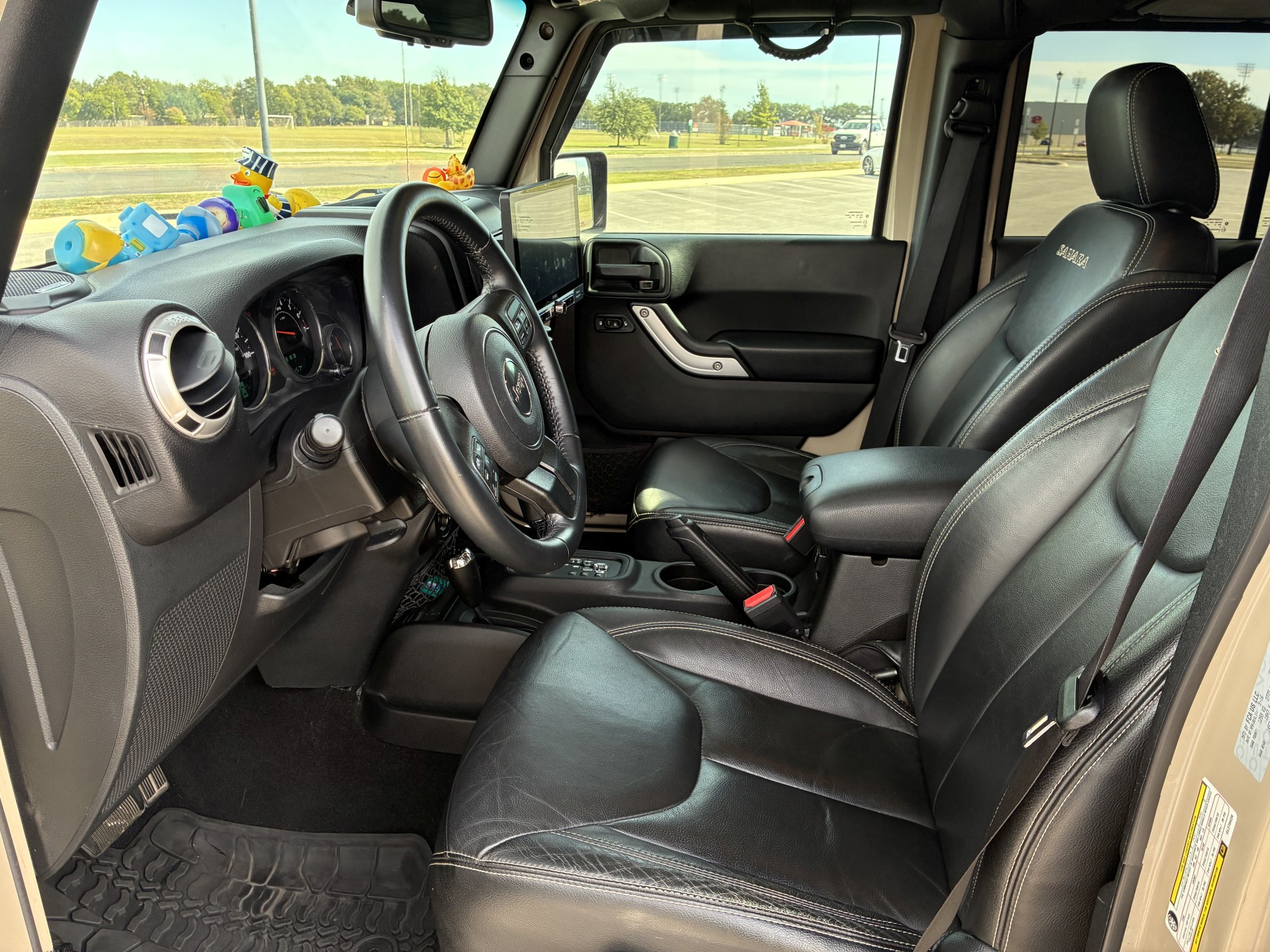 Used 2016 Jeep Wrangler Unlimited Sahara w/ Connectivity Group AWD/4WD image 11