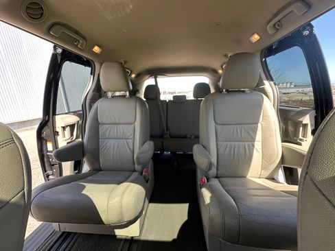 Used 2015 Toyota Sienna XLE w/ XLE Navigation Package AWD/4WD image 8