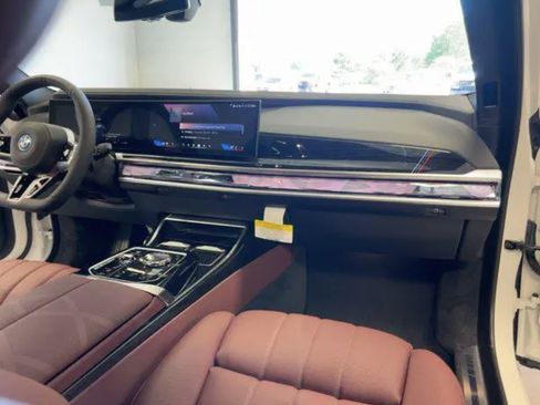 Used 2024 BMW i7 eDrive50 w/ M Sport Package image 6