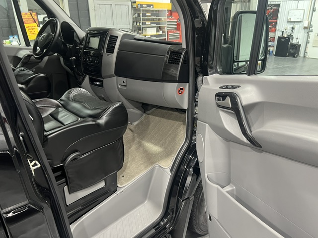 Used 2015 Mercedes-Benz Sprinter 2500 image 8