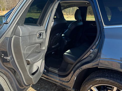 Used 2021 Volvo XC60 T6 Momentum image 18