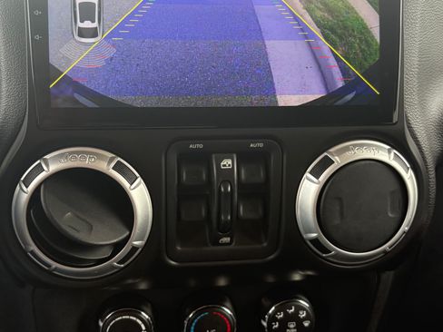 Used 2015 Jeep Wrangler Unlimited Sahara w/ Connectivity Group AWD/4WD image 9
