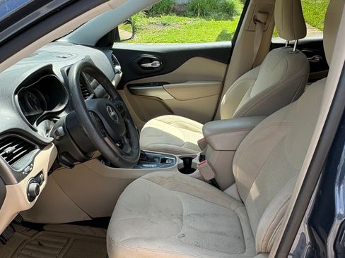 Used 2020 Jeep Cherokee Latitude w/ Safety Group AWD/4WD image 15