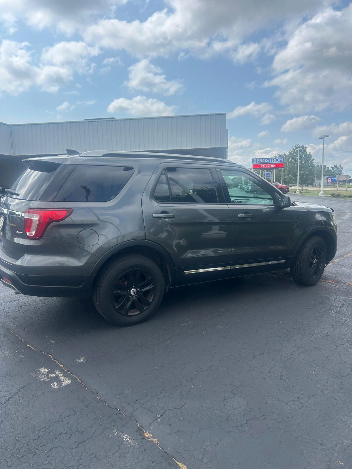 Used 2018 Ford Explorer XLT AWD/4WD image 2