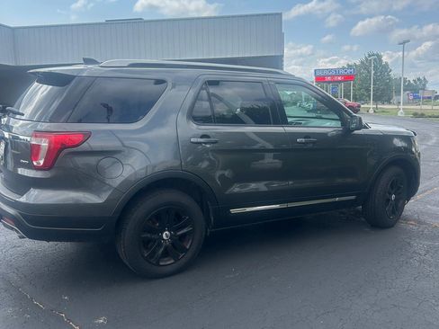Used 2018 Ford Explorer XLT AWD/4WD image 2