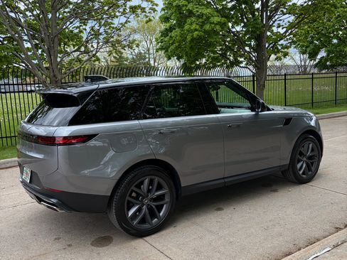 Used 2025 Land Rover Range Rover Sport SE AWD/4WD image 5