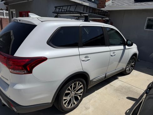 Used 2017 Mitsubishi Outlander ES image 2