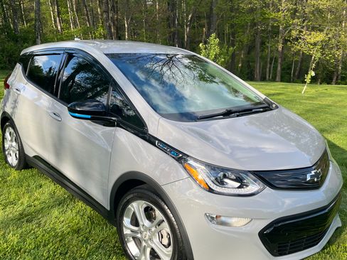 Used 2020 Chevrolet Bolt LT FWD image 1