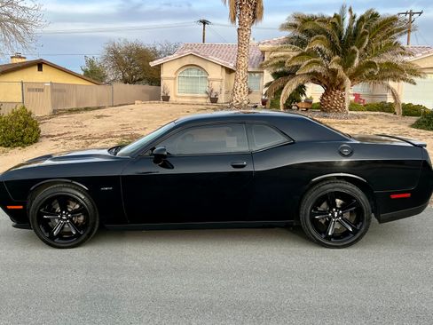 Used 2017 Dodge Challenger R/T image 9