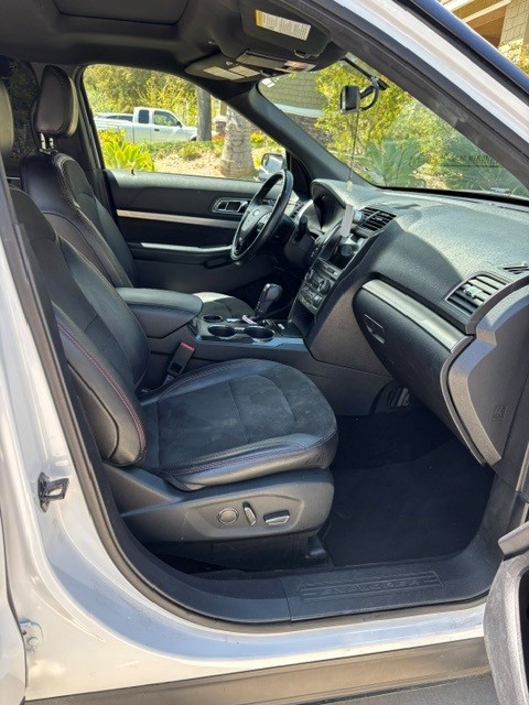Used 2018 Ford Explorer XLT w/ Equipment Group 202A FWD image 6