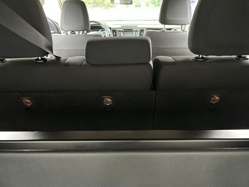 Used 2018 Toyota RAV4 LE AWD/4WD image 24