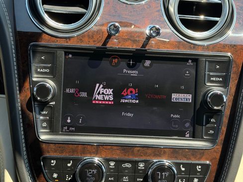 Used 2018 Bentley Bentayga Onyx Edition image 25