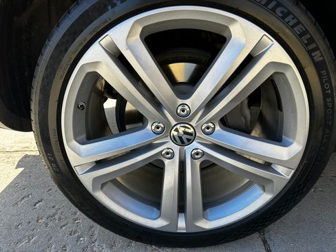 Used 2016 Volkswagen Touareg Sport image 31