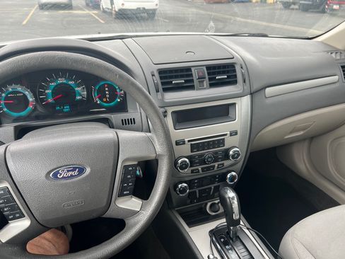 Used 2010 Ford Fusion SE image 2