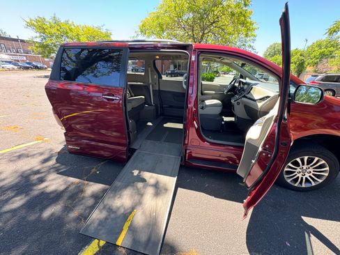Used 2019 Toyota Sienna XLE w/ XLE Navigation Package FWD image 14