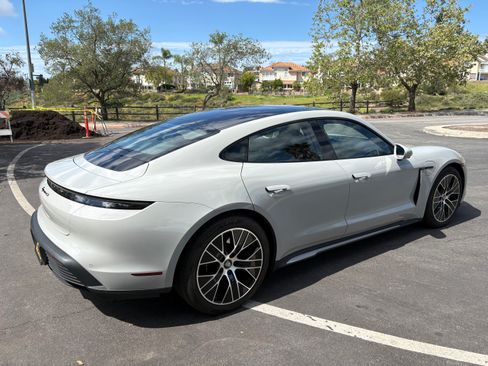 Used 2022 Porsche Taycan 4S image 2