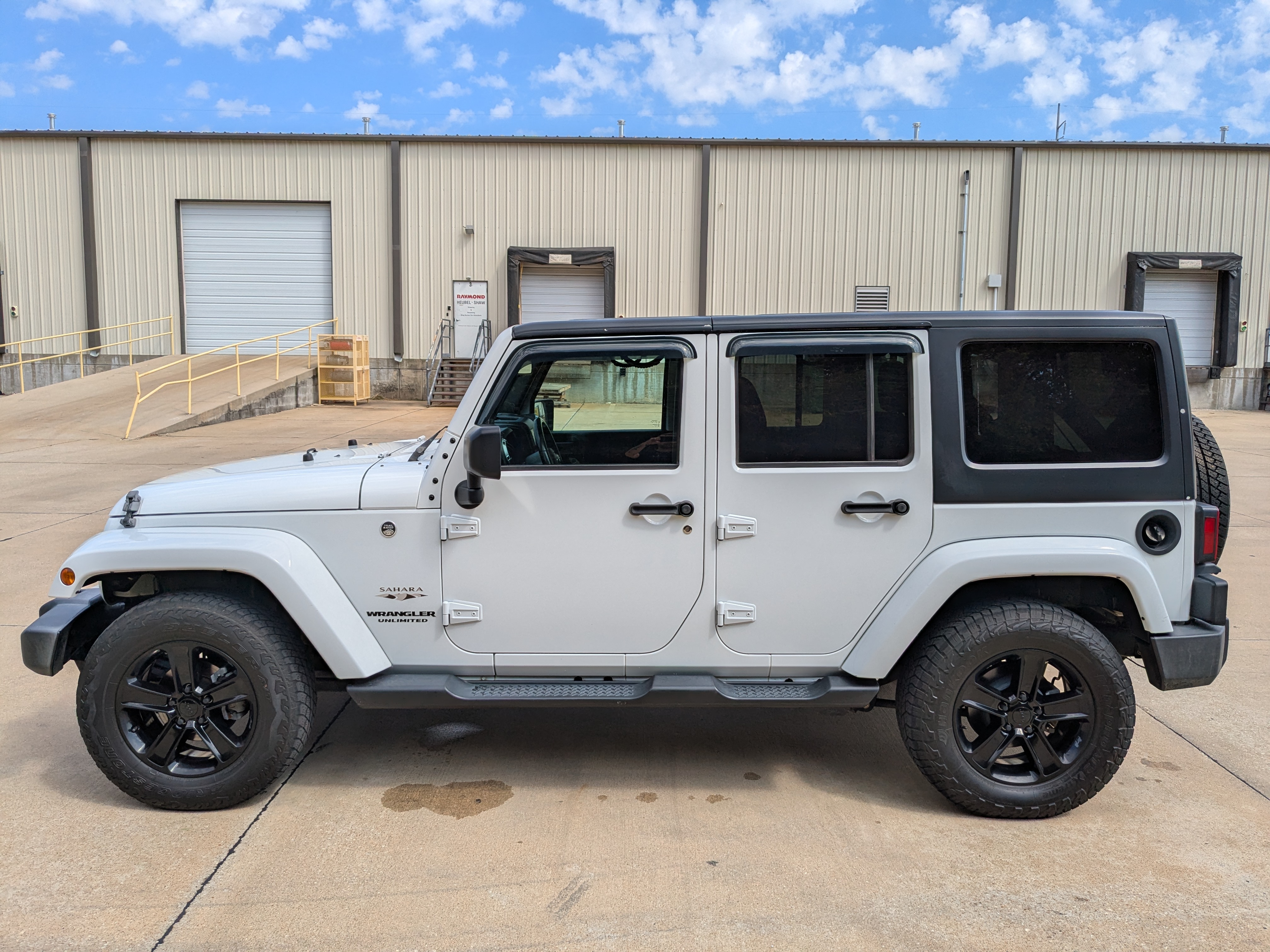 Used 2016 Jeep Wrangler Unlimited Sahara w/ Connectivity Group AWD/4WD image 10