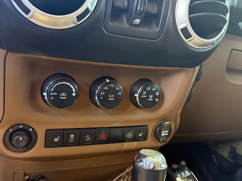 Used 2013 Jeep Wrangler Unlimited Rubicon w/ Connectivity Group image 20