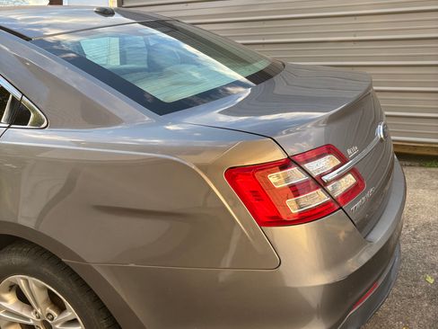 Used 2014 Ford Taurus SE image 8