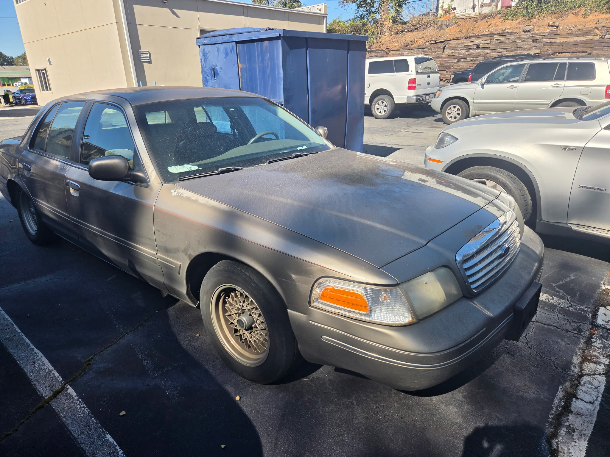 Used 2002 Ford Crown Victoria LX RWD image 2