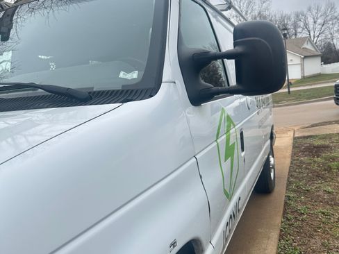 Used 2011 Ford E-250 and Econoline 250 image 2