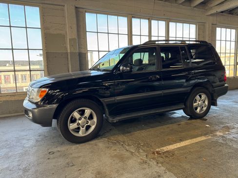 Used 2004 Toyota Land Cruiser AWD/4WD image 2