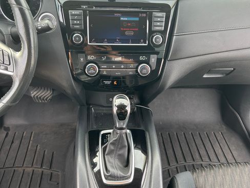 Used 2018 Nissan Rogue SV image 17