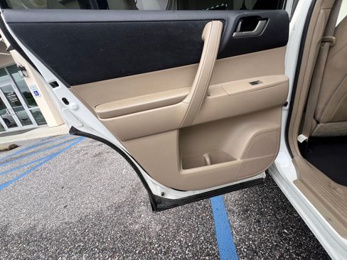 Used 2011 Toyota Highlander SE image 30