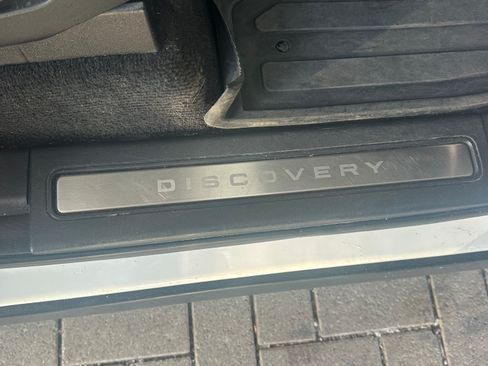 Used 2023 Land Rover Discovery S image 21