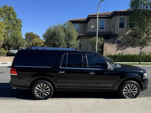 Used 2017 Lincoln Navigator L Select image 2