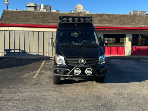 Used 2017 Mercedes-Benz Sprinter 2500 image 2