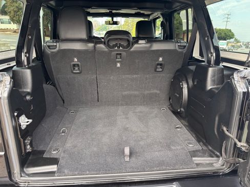 Used 2018 Jeep Wrangler Unlimited Rubicon image 11