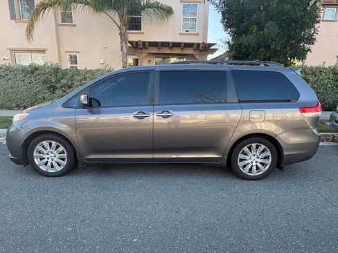 Used 2012 Toyota Sienna Limited image 5