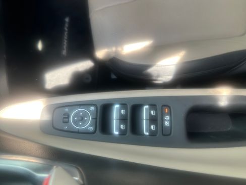 Used 2019 Hyundai Santa Fe Limited image 12