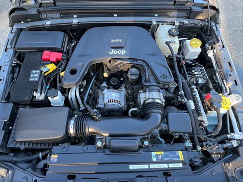 Used 2021 Jeep Gladiator Sport image 16