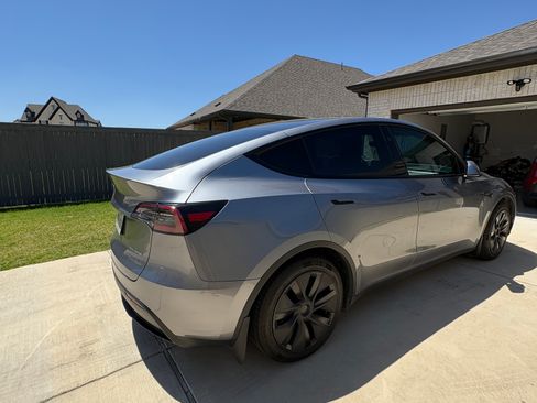 Used 2025 Tesla Model Y Long Range AWD/4WD image 9
